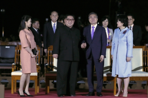 [포토] ‘아쉬움에 꼭 잡은 두손’…떠나는 북측 환송