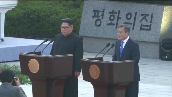 [영상] 남북 정상 ‘판문점 선언문’ 공동 발표