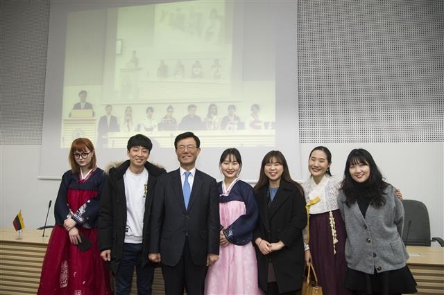지난달 리투아니아 카우나스의 비타우타스 마그누스 대학교에서 열린 아시아 주간 개회식에 참가한 최성주(왼쪽 세 번째) 주폴란드 대사와 김유리(오른쪽 두 번째) 한국학 객원교수, 한국인 교환학생들이 밝게 웃으며 기념촬영을 하고 있다.  비타우타스 마그누스 대학교 요나스 페트로니스 제공