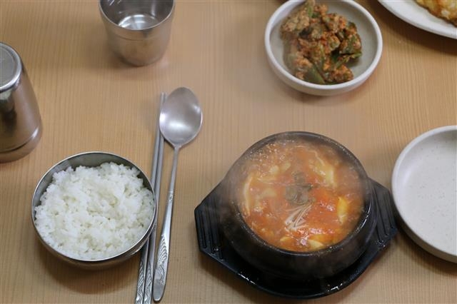 조갯살·버섯 듬뿍 순두부찌개