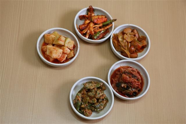 정성껏 버무린 고추·도라지 무침