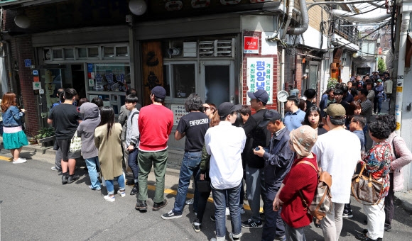 평양냉면을 맛보기 위해 이날 서울 마포구의 한 평양냉면집 앞에서 많은 사람들이 줄지어 기다리고 있는 모습. 연합뉴스