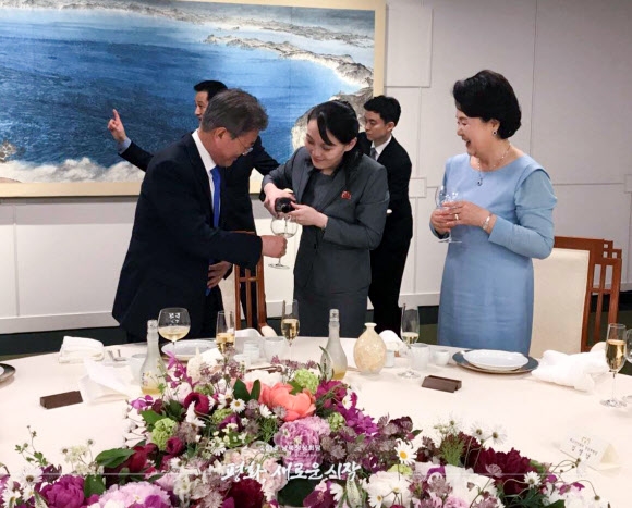 평화의집 만찬장에서 김여정(가운데) 북한 당중앙위원회 제1부부장이 문 대통령에게 술을 권하고 있다.  청와대 페이스북