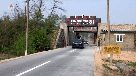 남한으로 내려오는 김정은 차량 