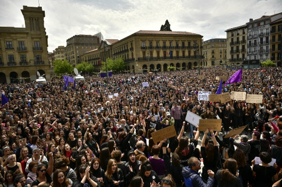 스페인 시민 3만 5000명 정부·법원 규탄 시위 