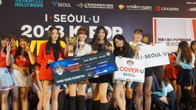 CLC 멤버 엘키가 ‘2018 케이팝커버댄스 페스티벌 인 홍콩’의 우승팀과 함께 기념 촬영을 하고 있다.
