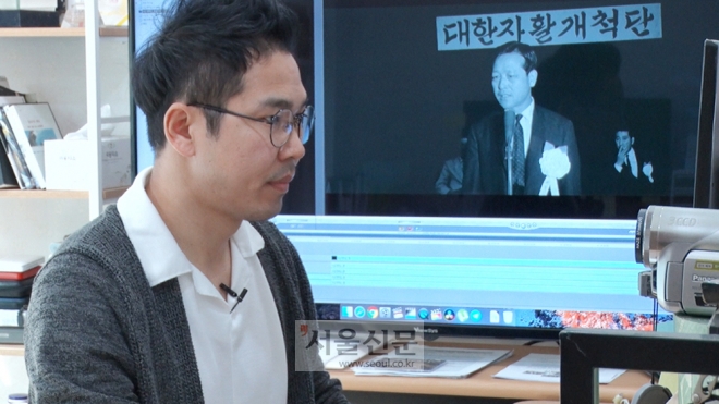 다큐멘터리 영화 ‘서산개척단’을 연출한 이조훈 감독이 지난 27일 서울 양천구 목동에 있는 작업실에서 편집본을 보고 있다. [사진=문성호 기자 sungho@seoul.co.kr]