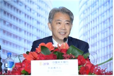 중국광대은행 리사오펑 회장이 2017년 경영실적을 발표하고 있다