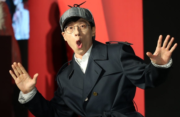 개그맨 유재석이 30일 오후 서울 강남구 삼성동 인터콘티넨탈서울코엑스 호텔에서 열린 넷플릭스 새 예능 ’범인은 바로 너’ 제작발표회에서 포즈를 취하고 있다.  연합뉴스