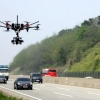 고속도로에 뜬 드론과 암행순찰차