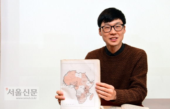 85일간의 아프리카 7개국 여행기인 ‘동남부 아프리카’를 쓴 손휘주씨가 아프리카에 들고 간 지도를 들어 보이고 있다. 정연호 기자 tpgod@seoul.co.kr
