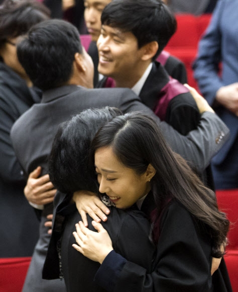 “딸아 고생했다”… 신임 검사 ‘女風’