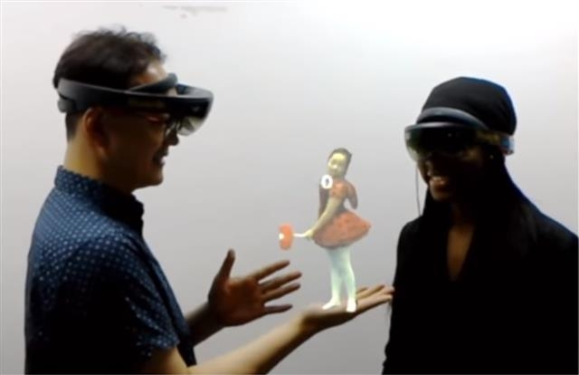 한국 스타트업 더블미 창업자인 김희관(왼쪽) 기술총괄이사가 자신의 조카를 모델로 만든 홀로그램 혼합현실(MR) 영상을 손 위에 올려 보고 있다. 왼쪽은 3D 홀로그램 모델을 만드는 과정.  더블미 페이스북
