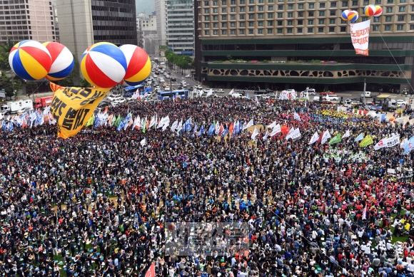 근로자의 날인 1일 서울시청 앞 서울광장에서 민주노총 주최로 열린 ‘128주년 세계 노동절 대회’에 참가한 노동자 1만여명이 구조조정 중단, 정리해고 중단, 노동3권 보장 등을 촉구하고 있다. 박지환 기자 popocar@seoul.co.kr