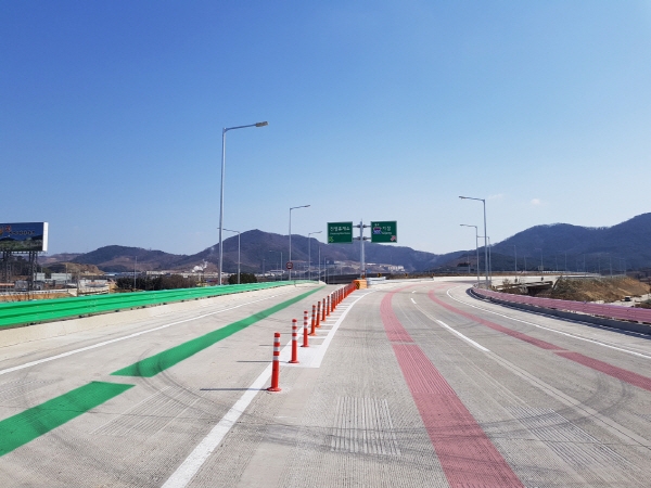 부산외곽순환고속도로가 봄기운을 가득 담은 이색 도로안전시설로 화제를 끌고 있다.