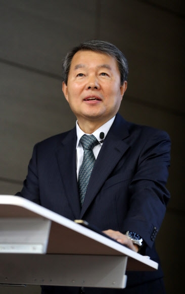 강연하는 이진성 헌법재판소장