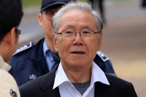 [포토] ‘MB 집사’ 김백준, 밝은 얼굴로 구치소 나서