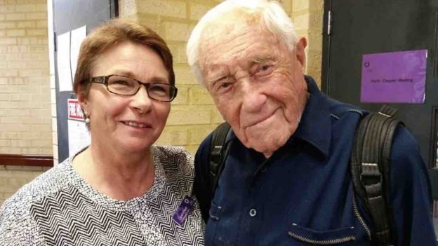 104세 삶을 위엄있게 마치겠다는 데이비드 구달(오른쪽)과 조력 자살을 지지하는 시민단체 ‘엑시트 인터내셔널’ 대표로 마지막 여행에 동행하는 캐롤 오닐.