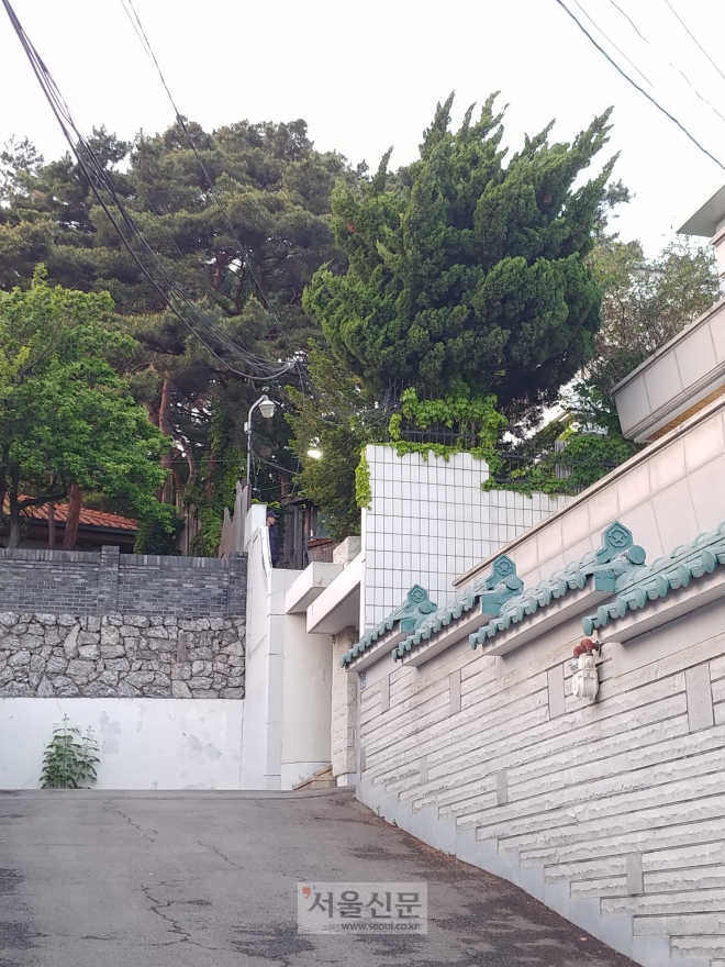 서울 연희동 전두환 전 대통령 자택에 벼락이 떨어진 3일 한 사람이 현장을 둘러보고 있다.