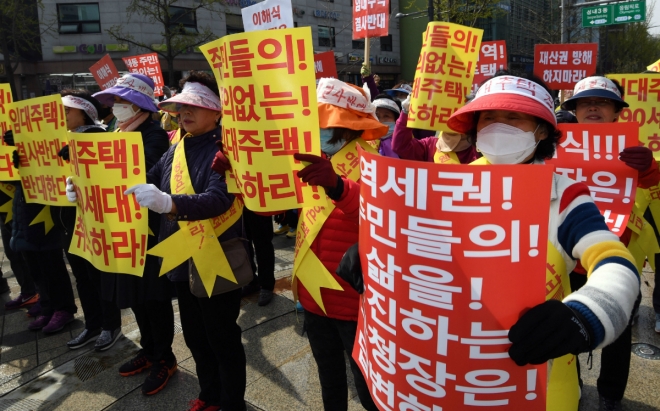 성내동임대주택반대비상대책위원회 회원들이 지난달 서울 강동구청 앞에서 청년민간임대주택 건설 반대 집회를 하는 모습. 서울신문 DB