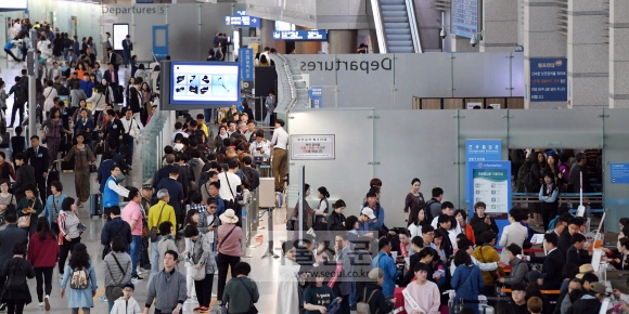 어린이날 황금연휴를 앞둔 4일 인천국제공항 제1여객터미널 출국장이 여행객들로 붐비고 있다. 박윤슬 기자 seul@seoul.co.kr