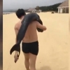 해변가 돌고래 들고 집으로···, 몰상식 남성