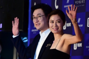 ‘백상예술대상’ 장준환 문소리, 부부의 다정한 레드카펫 ‘1987’ 대상 쾌거