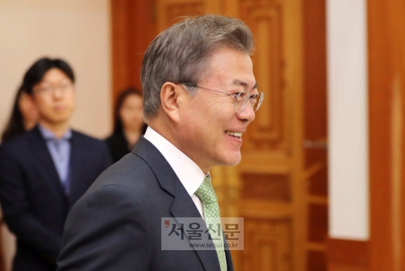 문재인 대통령이 4일 오후 청와대에서 열린 신임대사 신임장 수여식에 참석하고 있다. 안주영 기자 jya@seoul.co.kr