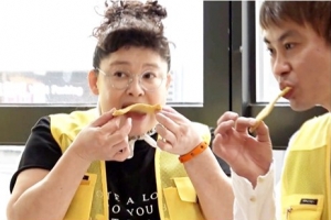 ‘전지적 참견 시점’ 이영자, 바자회에서 몰래 ‘먹방’...‘딱 걸렸네~’