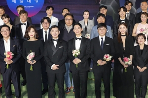 백상 단체사진 속 정해인 논란? “하필 가운데에...”