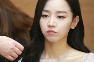 “고혹美 폭발” 신혜선, ‘백상예술대상’ 비하인드컷 공개