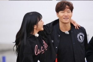 ‘런닝맨’ 김종국 홍진영, 또 커플룩 “이 정도면 사귀어야”