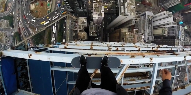 홍콩 38층 고층건물 꼭대기 철제 난간에서 아무런 안전장치 없이 ‘스케이트보드 인증샷’을 위해 목숨 건 남성의 모습(유튜브 영상 캡처)