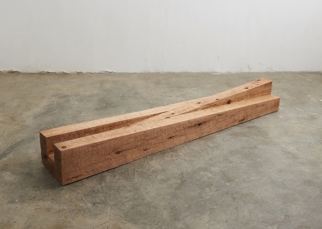 이수홍 작품 ‘25.요철’(197x 23x30cm, wood, 2017)