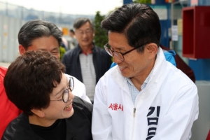 [포토] ‘시민과 눈맞춤’ 김문수 자유한국당 서울시장 후보