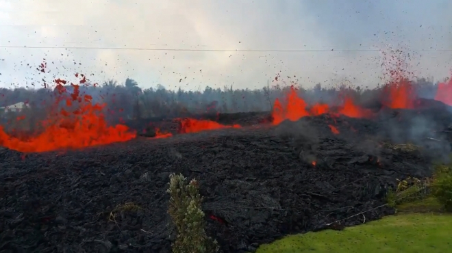 하와이(hawaii) 빅 아일랜드(Big Island)내 킬라우에아(K&#299;lauea) 화산이 폭발하여 분출된 엄청난 양의 용암이 레일라니(Aeilani) 거리로 흘러 내려오고 있는 끔찍한 모습(유튜브 영상 캡처)