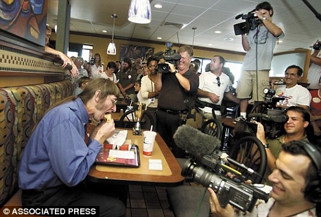 도널드 고르키가 지난 2004년 7월 미국 위스콘신주의 한 맥도날드 매장에서 취재진이 지켜보는 가운데 통산 2만개째 빅맥을 먹고 있다.[서울신문 DB]