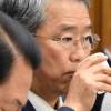 [서울포토] 물 마시는 김동철 원내대표