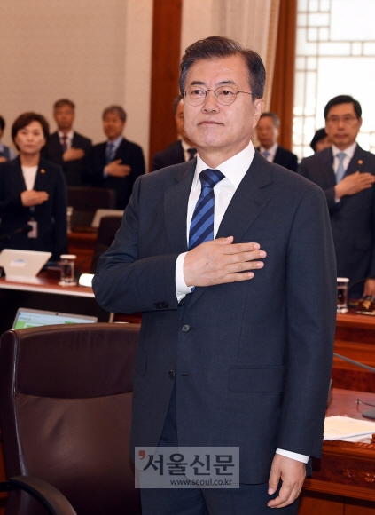 문재인 대통령이 8일 청와대에서 열린 국무회의에서 국기에 대한 경례를 하고 있다. 안주영 기자 jya@seoul.co.kr
