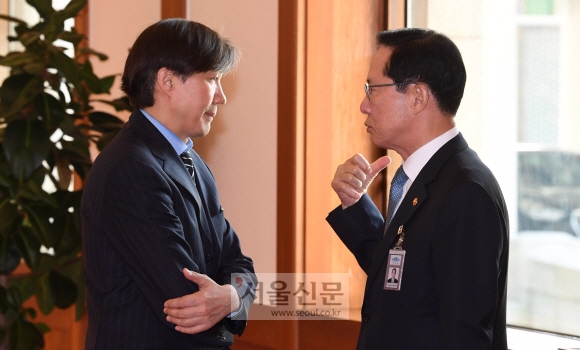 [서울포토] 대화하는 조국 민정수석과 송영무 국방부 장관