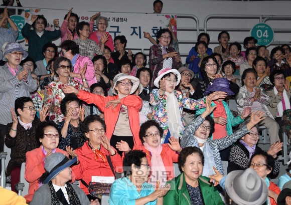 어버이날인 8일 오전 송파구 서울올림픽공원 핸드볼경기장에서 열린 제46회 어버이날 기념행사에 참가한 노인들이 공연을 보며 즐거운 시간을 보내고 있다. 도준석 기자 pado@seoul.co.kr