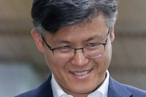 ‘만기출소’ 정호성, 박근혜 특활비 재판 증언 거부 “가장 깨끗한 분”