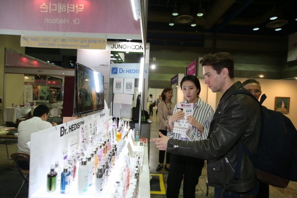 ‘2018 서울국제화장품∙미용산업박람회’(COSMOBEAUTY SEOUL, 코스모뷰티서울)가 5월 9일부터 11일까지 3일간 서울 삼성동 코엑스 1층 A홀 전관 및 SS홀에서 ‘2018 국제건강산업박람회(이너뷰티&헬스존)’와 동시 개최된다.