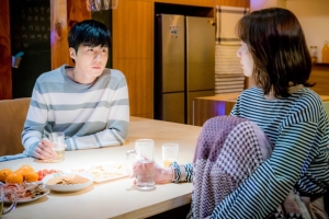 ‘미치겠다, 너땜에!’ 이유영X김선호, 티격태격 친구→키스 ‘미묘 눈빛’