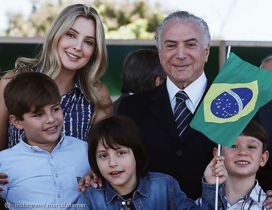 미셰우 테메르 브라질 대통령(뒷줄 오른쪽)과 영부인 마르셀라 테메르(뒷줄 왼쪽) 그리고 아들 미셰우지뇨 테메르(앞줄 가운데)가 지난해 9월 브라질 국기를 들고 독립기념일을 축하하는 기념사진을 찍었다. 대통령 부부는 43살 나이 차이로 화제가 됐다.