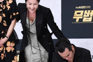 ‘무법변호사’ 이준기 서예지 이혜영, 최민수 돌발행동에 ‘웃음+당황’