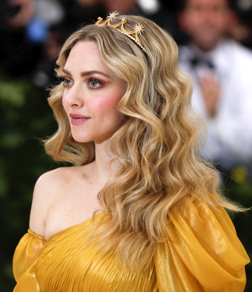 아만다 사이프리드가 7일(현지시간) 미국 뉴욕의 메트로폴리탄 미술관에서 열린 ‘2018 멧 갈라’에 참석해 포즈를 취하고 있다. 이번 멧 갈라의 주제는 ‘천상의 몸: 패션과 가톨릭의 상상’이다. 로이터 연합뉴스