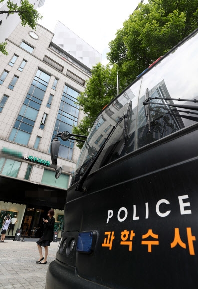 8일 경찰과 보건당국이 현장조사를 실시한 서울 강남의 한 피부과 앞에 경찰차가 세워져 있다. 연합뉴스