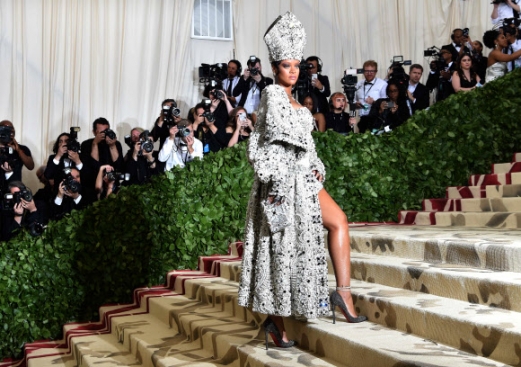 리한나가 7일(현지시간) 미국 뉴욕 메트로폴리탄 미술관에서 열린 ‘2018 멧 갈라(2018 Met Gala)’ 패션쇼에 참석해 계단을 오르고 있다. ‘멧 갈라’는 미국 최대 패션행사 중 하나로 1946년부터 이어 온 미술관 기금 조성 자선파티로 이번에는 ‘천상의 몸: 패션과 가톨릭의 상상력’(Heavenly Bodies: Fashion and the Catholic Imagination)이 주제였다. AFP 연합뉴스