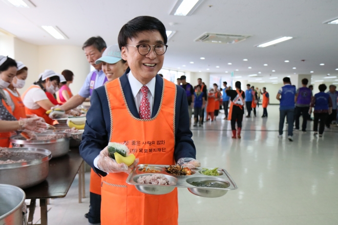 이혁영 씨월드고속훼리㈜ 회장이 8일 직원들과 함께 ‘참! 좋은 사랑의 밥차’에서 노인들에게 급식 봉사활동을 하고 있다.